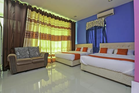 Family Suite | Desk, WiFi (free), bed sheets