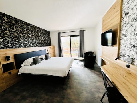 Deluxe Double or Twin Room, Ensuite | In-room safe, individually decorated, desk, blackout drapes