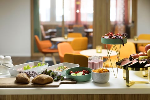 Free daily buffet breakfast