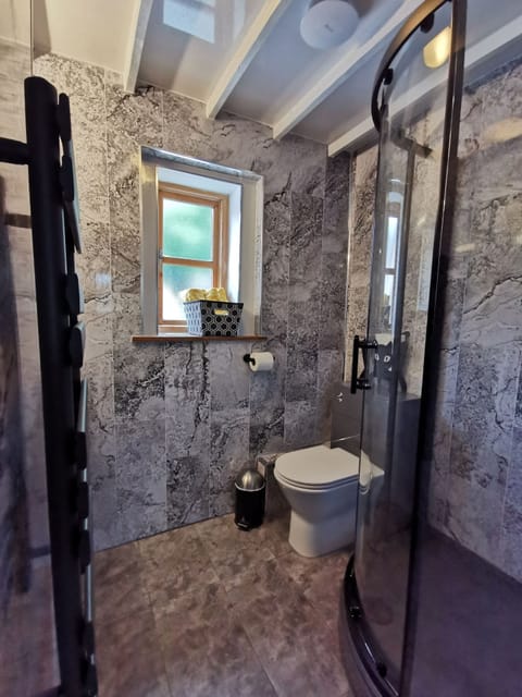 Cottage | Bathroom | Shower, free toiletries, hair dryer, towels
