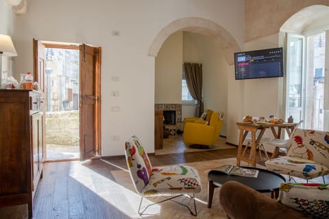 Deluxe Suite, City View | Living area | Smart TV, streaming services