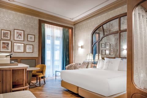 Deluxe Room, 1 King Bed, City View | Minibar, in-room safe, individually furnished, desk