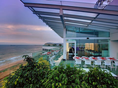 3 restaurants; breakfast, lunch, dinner, and brunch served