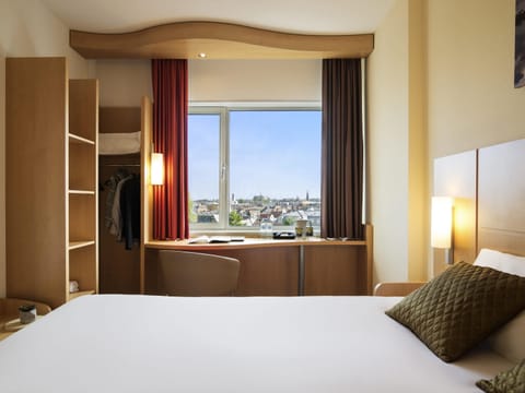 In-room safe, desk, soundproofing, iron/ironing board