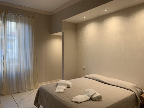 Family Room | Desk, free WiFi, bed sheets