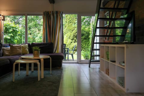 Bungalow, 3 Bedrooms, Terrace, Garden View | Living area | Books