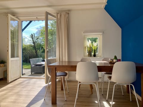 Bungalow, 3 Bedrooms, Terrace, Garden View | Dining room