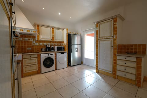 Privilege Villa for 10 persons | Private kitchen | Full-size fridge, microwave, oven, stovetop