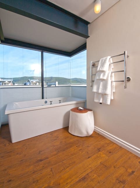 Luxury Room | Bathroom | Separate tub and shower, free toiletries, hair dryer, bathrobes
