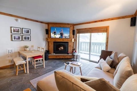 Condo, 2 Bedrooms | Living room