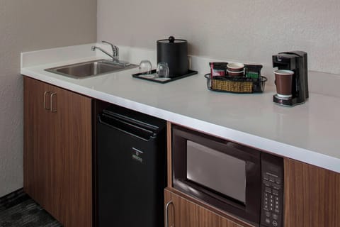 Suite, 1 Bedroom, Balcony | Bar (on property)