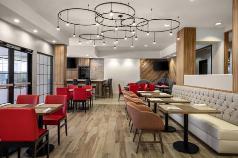 Breakfast and dinner served