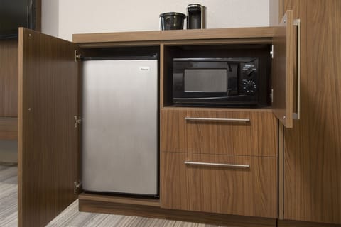 Standard Room, 1 King Bed | Room amenity