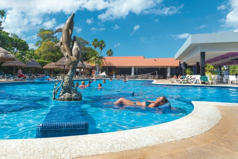 3 outdoor pools, pool umbrellas, sun loungers