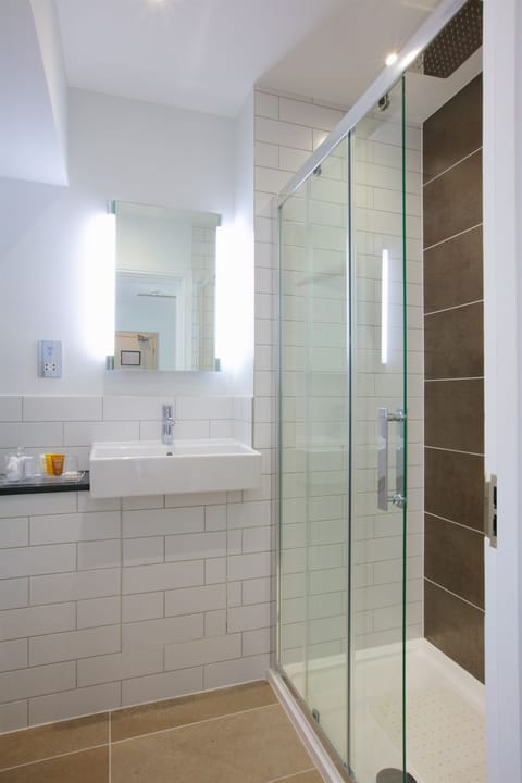 Combined shower/tub, free toiletries, hair dryer