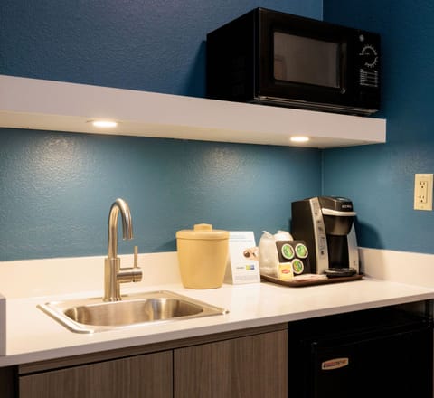 Suite, 1 King Bed | In-room safe, desk, blackout drapes, soundproofing