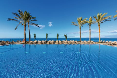 4 outdoor pools, pool umbrellas, sun loungers