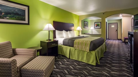 Suite, 1 King Bed, Non Smoking, Refrigerator & Microwave | Desk, soundproofing, iron/ironing board, free cribs/infant beds