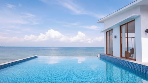 Premier Five-Bedroom Seafront Residence | Terrace/patio