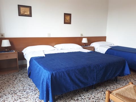 Standard Triple Room, Ensuite | Desk, blackout drapes, free WiFi, bed sheets