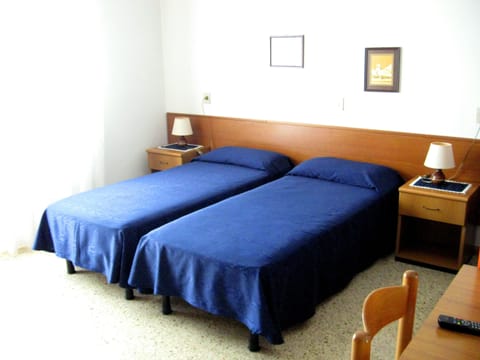 Double or Twin Room, Ensuite | Desk, blackout drapes, free WiFi, bed sheets