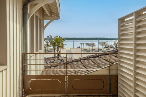Cocoon room with sea view | Premium bedding, minibar, in-room safe, desk