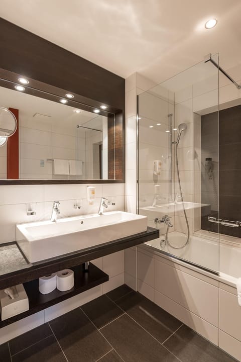 Deluxe Design Double Room | Bathroom | Shower, hair dryer, towels