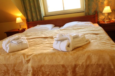 Hypo-allergenic bedding, minibar, in-room safe, individually decorated