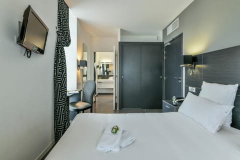 Desk, soundproofing, free WiFi, wheelchair access