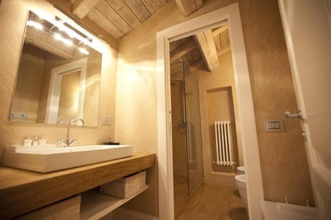 Shower, hydromassage showerhead, free toiletries, hair dryer