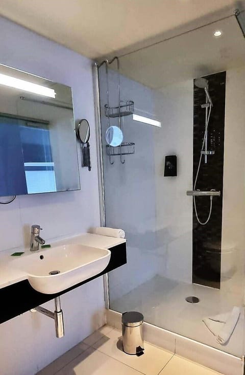 Comfort Double Room | Bathroom shower