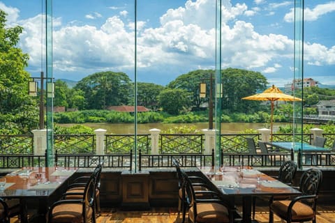 2 restaurants; breakfast, lunch, dinner, and brunch served
