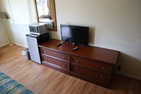 Standard Room, 1 King Bed, Non Smoking (Not Pet Friendly) | Free WiFi, bed sheets