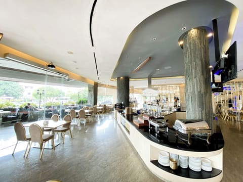 Daily buffet breakfast for a fee