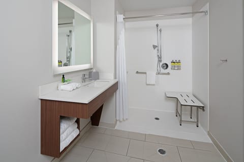 Combined shower/tub, hair dryer, towels