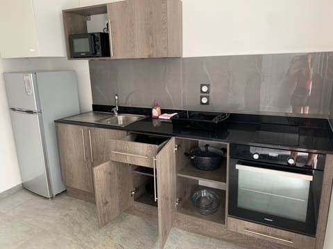 Full-size fridge, microwave, stovetop, electric kettle