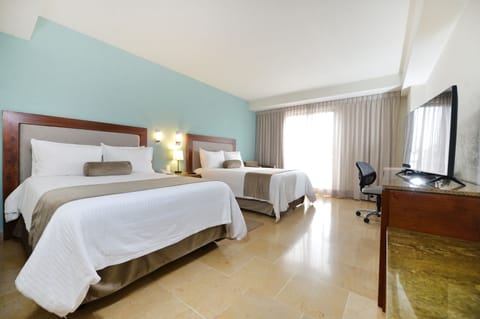 Habitacion Estandar Doble | In-room safe, desk, laptop workspace, soundproofing