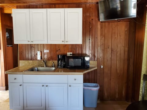 Room, 1 Queen Bed, Courtyard View (Stingray Guest Room-1st Floor) | Room amenity