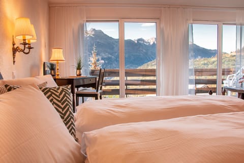 Comfort Double Room (Baroque) | Individually furnished, desk, free WiFi, bed sheets