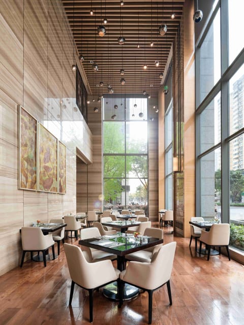 2 restaurants; breakfast, lunch, and dinner served
