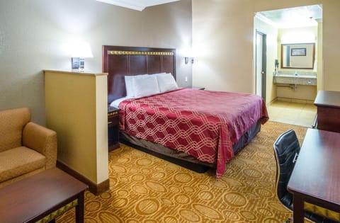 Standard Room, 1 King Bed, Non Smoking | Premium bedding, desk, laptop workspace, iron/ironing board