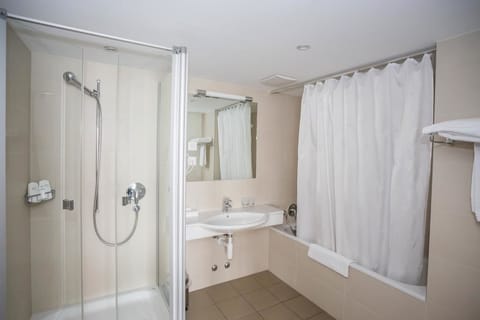 Junior Suite | Bathroom | Hair dryer, towels, shampoo