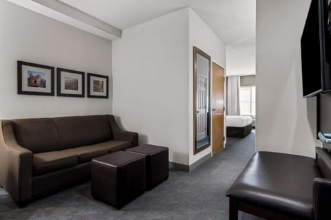 Suite, 1 King Bed, Non Smoking | In-room safe, desk, iron/ironing board, free WiFi