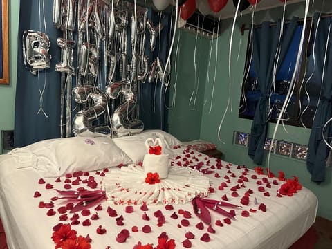 Deluxe King | Free WiFi, bed sheets