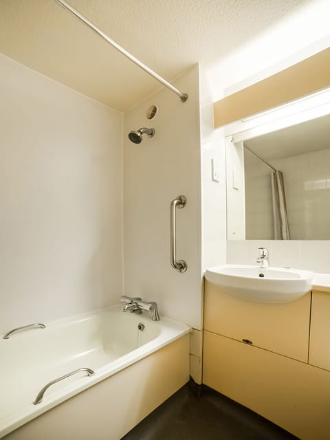 Deluxe Triple Room, Multiple Beds | Bathroom | Towels, toilet paper