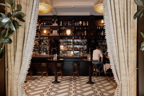 3 restaurants; breakfast, lunch, and dinner served