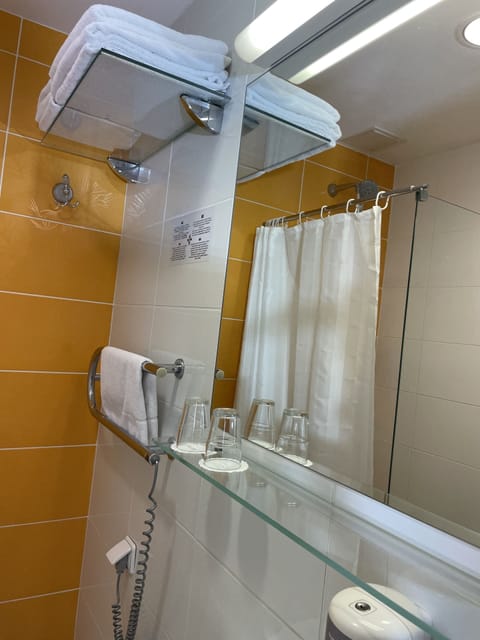 Desk, soundproofing, free cribs/infant beds, free WiFi