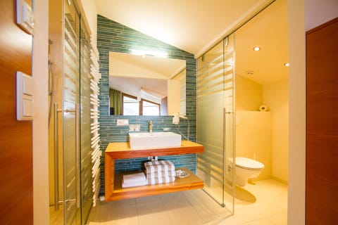 Suite | Bathroom | Shower, hair dryer, bathrobes, towels