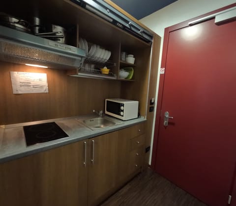 Basic Studio | Private kitchenette | Coffee/tea maker