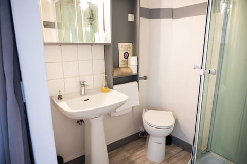 Single Room, 1 Twin Bed, Non Smoking | Bathroom | Shower, free toiletries, hair dryer, towels